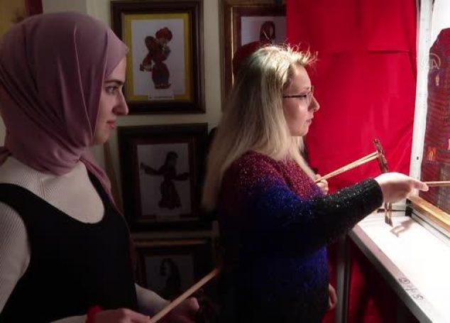 Gölge Oyununun İlk Kadın “Hayalisi” Mesleğinin İnceliklerini Genç Kuşaklara Aktarıyor