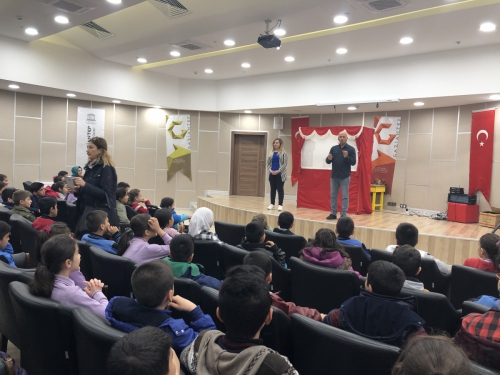 Gaziantep'in Çocuk Kütüphanelerinde Karagöz ve Hacivat Oyunları Sergilendi. ( 17 Nisan 2019 )